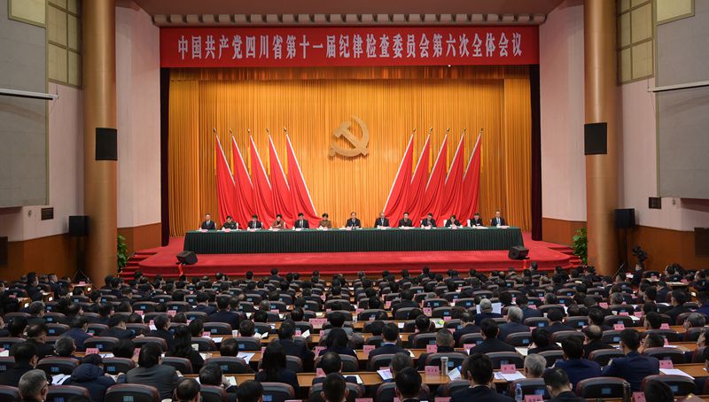 彭清華在省紀委十一屆六次全會上強調
堅持黨要管黨全面從嚴治黨 堅持嚴的主基調不動搖
堅決打好黨風廉政建設和反腐敗斗爭攻堅戰(zhàn)持久戰(zhàn)
黃強田向利出席「相關圖片」