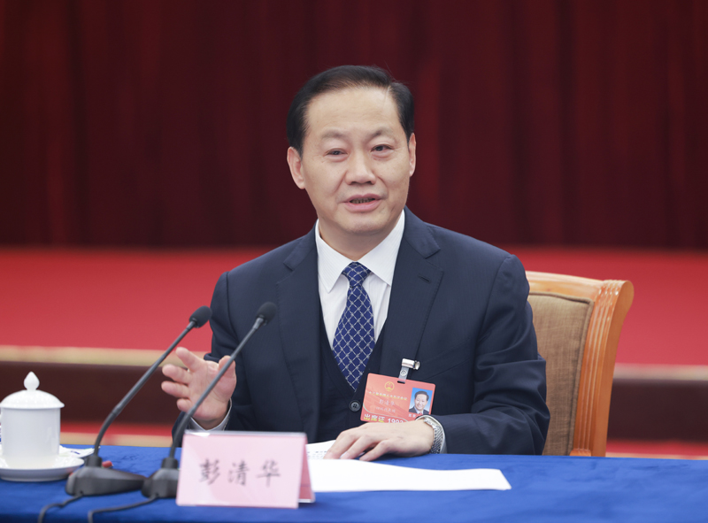 四川代表團(tuán)舉行小組會議和全體會議
審議大會各項決議草案
彭清華主持全體會議并講話 黃強參加「相關(guān)圖片」