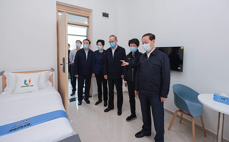 彭清華在四川省深入推進(jìn)成都大運(yùn)會(huì)籌辦決戰(zhàn)決勝動(dòng)員部署大會(huì)上強(qiáng)調(diào)
高標(biāo)準(zhǔn)高質(zhì)量做好成都大運(yùn)會(huì)各項(xiàng)籌備工作
向全世界呈現(xiàn)一屆具有中國特色時(shí)代氣息青春風(fēng)采的國際體育盛會(huì)
黃強(qiáng)主持會(huì)議 田向利出席「相關(guān)圖片」