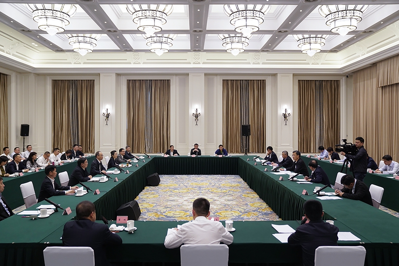 省政府與教育部在蓉舉行會商會議
王曉暉會見懷進(jìn)鵬 黃強(qiáng)主持會議并講話「相關(guān)圖片」