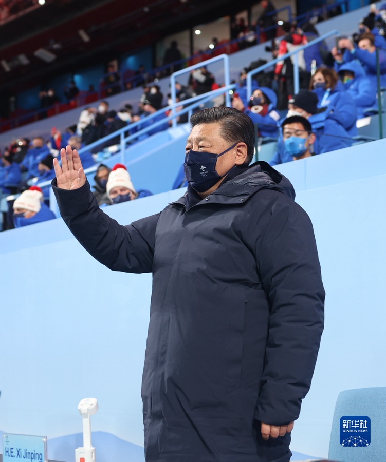 2月4日晚，北京第二十四屆冬季奧林匹克運動會開幕式在國家體育場隆重舉行。這是國家主席習(xí)近平在主席臺上向大家揮手致意。