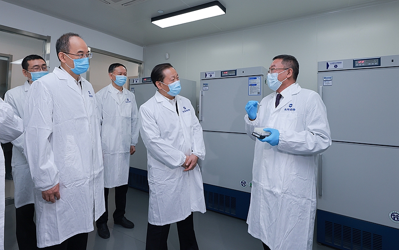 國(guó)家精準(zhǔn)醫(yī)學(xué)產(chǎn)業(yè)創(chuàng)新中心在蓉揭牌
彭清華黃強(qiáng)共同揭牌「相關(guān)圖片」