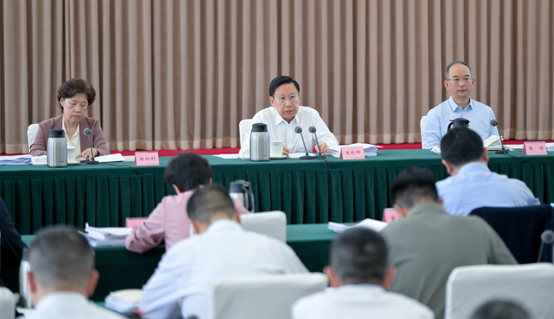 王曉暉主持召開2023年省田長制林長制暨省總河長全體會議強調(diào)
全面落實落細(xì)田長制林長制河湖長制
持續(xù)用力筑牢長江黃河上游生態(tài)屏障
黃強講話 田向利施小琳出席「相關(guān)圖片」