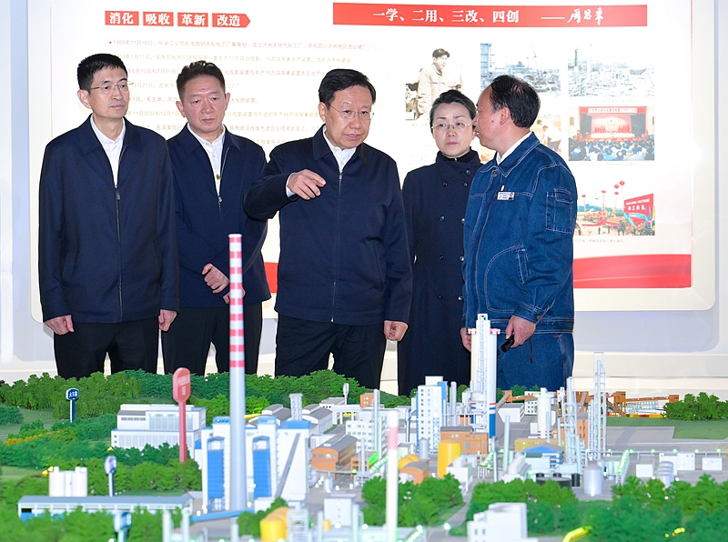 王曉暉在瀘州市內(nèi)江市調(diào)研時(shí)強(qiáng)調(diào)
堅(jiān)定用新的生產(chǎn)力理論指導(dǎo)發(fā)展實(shí)踐
奮力推動(dòng)高質(zhì)量發(fā)展不斷取得新進(jìn)展新成效「相關(guān)圖片」