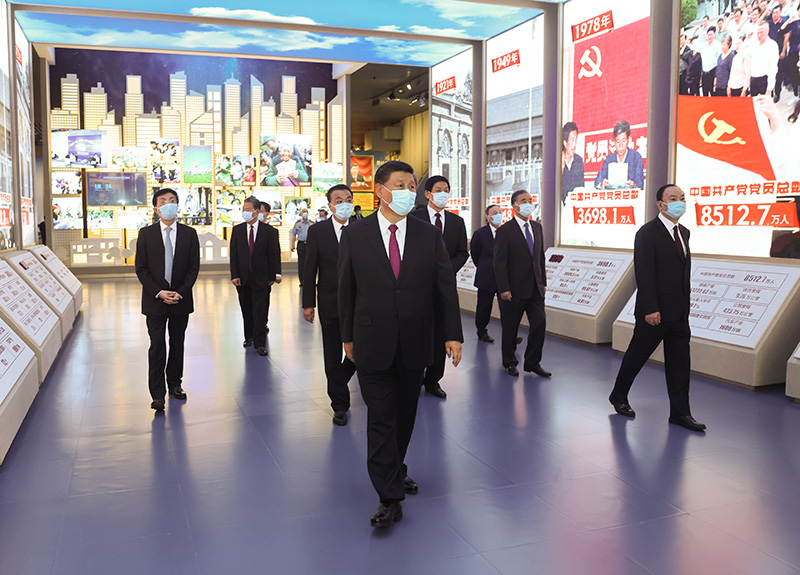 6月18日，黨和國(guó)家領(lǐng)導(dǎo)人習(xí)近平、李克強(qiáng)、栗戰(zhàn)書、汪洋、王滬寧、趙樂(lè)際、韓正、王岐山等在中國(guó)共產(chǎn)黨歷史展覽館參觀“‘不忘初心、牢記使命’中國(guó)共產(chǎn)黨歷史展覽”。新華社記者 鞠鵬 攝