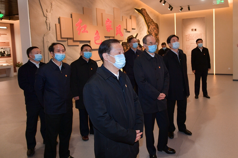 彭清華在天府家風(fēng)館調(diào)研參觀時(shí)強(qiáng)調(diào)
抓好黨員和領(lǐng)導(dǎo)干部家風(fēng)建設(shè)
切實(shí)筑牢反腐倡廉的家庭防線
黃強(qiáng)一同調(diào)研參觀「相關(guān)圖片」