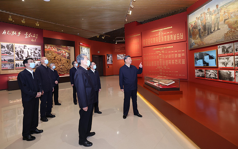 　　10月27日，中共中央總書記、國(guó)家主席、中央軍委主席習(xí)近平帶領(lǐng)中共中央政治局常委李強(qiáng)、趙樂(lè)際、王滬寧、蔡奇、丁薛祥、李希，瞻仰延安革命紀(jì)念地。這是習(xí)近平等在延安革命紀(jì)念館，參觀《偉大歷程——中共中央在延安十三年歷史陳列》。