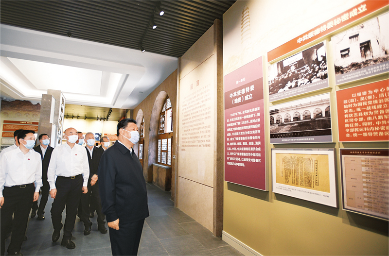 2021年9月13日至14日，中共中央總書記、國(guó)家主席、中央軍委主席習(xí)近平在陜西省榆林市考察。這是14日上午，習(xí)近平在中共綏德地委舊址考察。 新華社記者 李學(xué)仁/攝