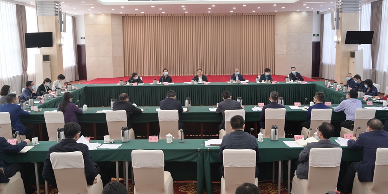 彭清華主持召開新冠肺炎疫情防控專家座談會強調
準確把握疫情動態(tài)走勢 因時應勢采取防控策略
以最快速度最高效率堅決遏制疫情擴散蔓延
黃強出席「相關圖片」