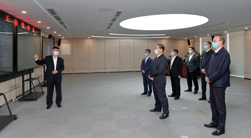 彭清華調(diào)研疫情防控數(shù)據(jù)平臺建設(shè)運行情況并主持召開專題會議強(qiáng)調(diào)
充分運用大數(shù)據(jù)服務(wù)常態(tài)化疫情防控
進(jìn)一步提升防控科學(xué)化智能化精細(xì)化水平
黃強(qiáng)一同調(diào)研并出席會議「相關(guān)圖片」