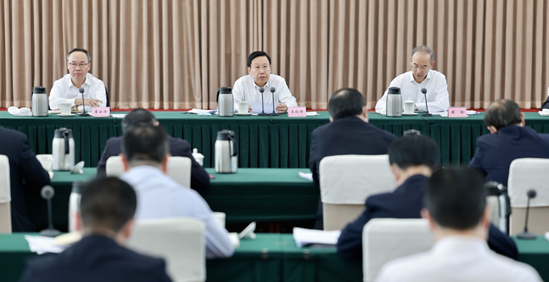 王曉暉主持召開省委專題會議強調(diào)
落實責任錨定目標真抓實干
堅決打贏促消費擴內(nèi)需攻堅戰(zhàn)
黃強出席并講話「相關圖片」